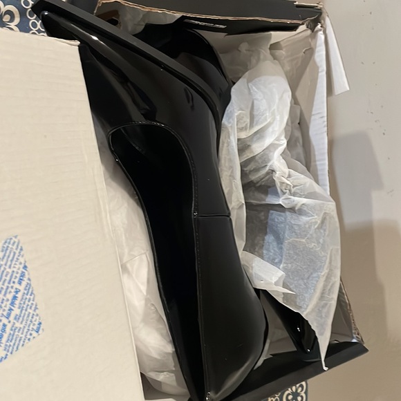 Black shiny Pump heels size 9. - Picture 3 of 5